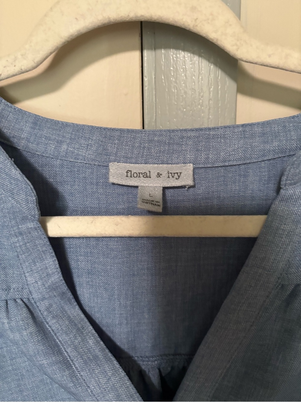 Relaxed Split-Neck Women's Tunic in Light Blue - Picture 3 of 3